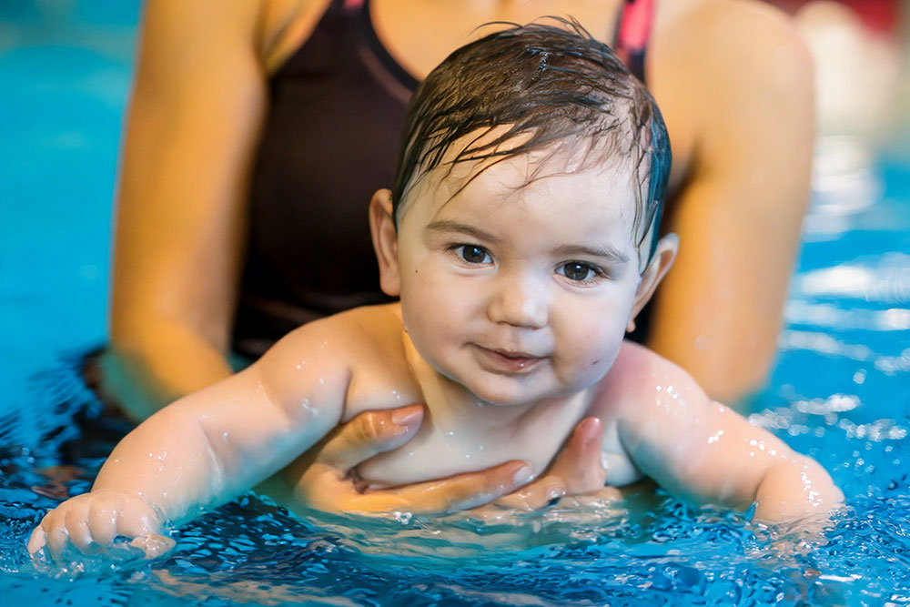 10 beneficis clau de fer natació amb el teu nadó